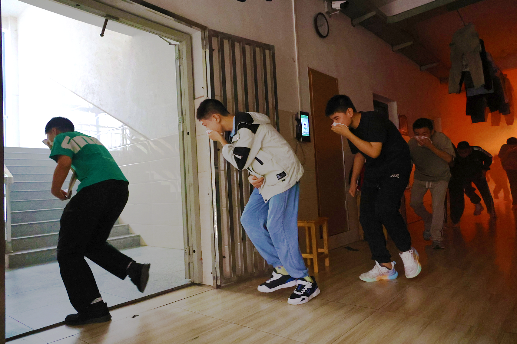 筑牢安全防线 共建平安校园&mdash;&mdash;丰城春波学校成功举行消防逃生应急演练